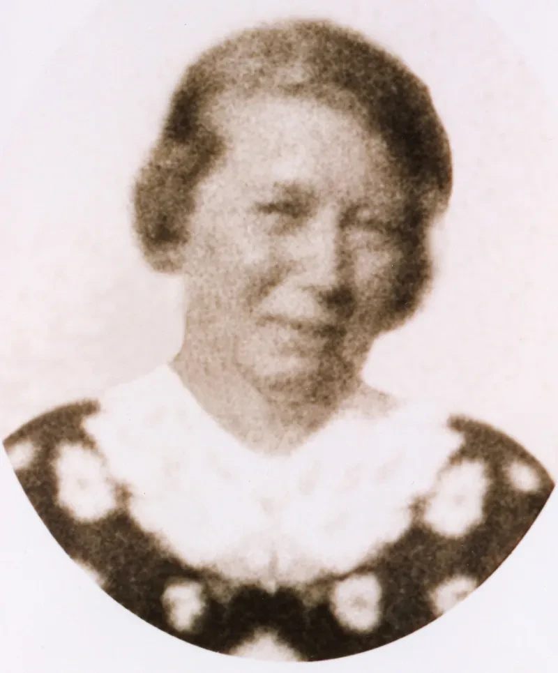 Schwarz-Weiß-Portrait einer Frau im mittleren Alter.