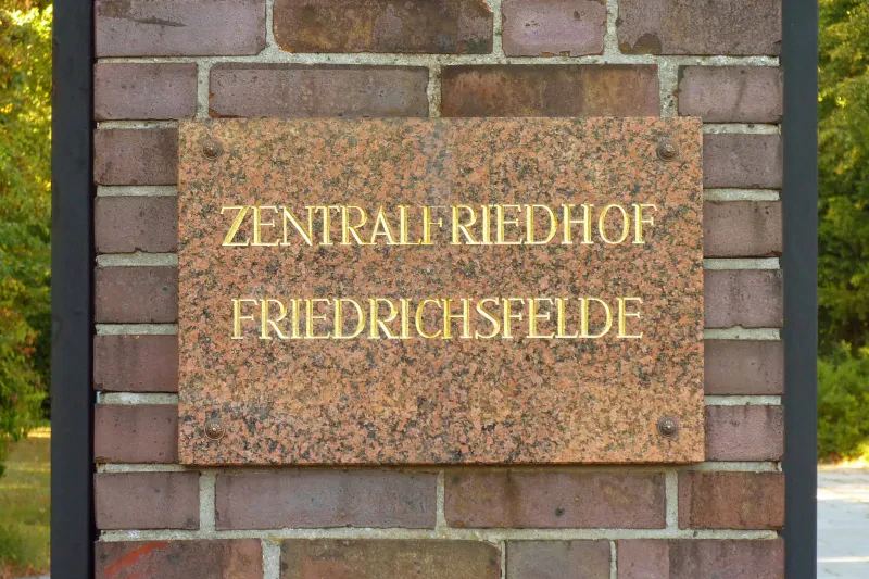 Eine Ziegelsäule mit einer Tafel und der Aufschrift "Zentralfriedhof Friedrichsfelde".