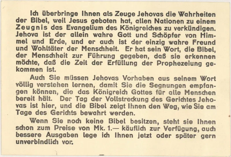 Hellbraune Karte mit einem Text. Der Überbringer äußert den Wunsch, dass der Gesprächspartner sich mit der Bibel und der Botschaft vom Königreich Gottes befasst.