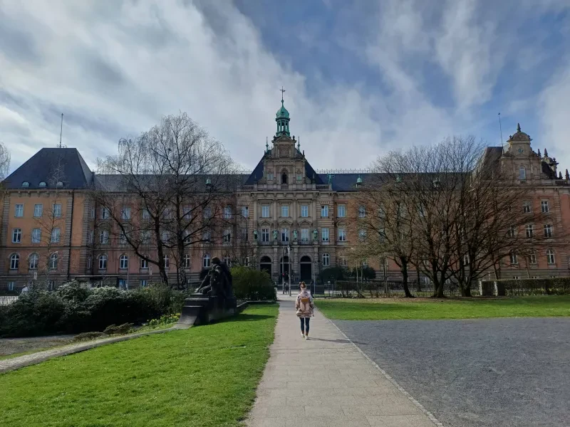 Das Ziviljustizgebäude am Sievekingplatz in Hamburg, 2024